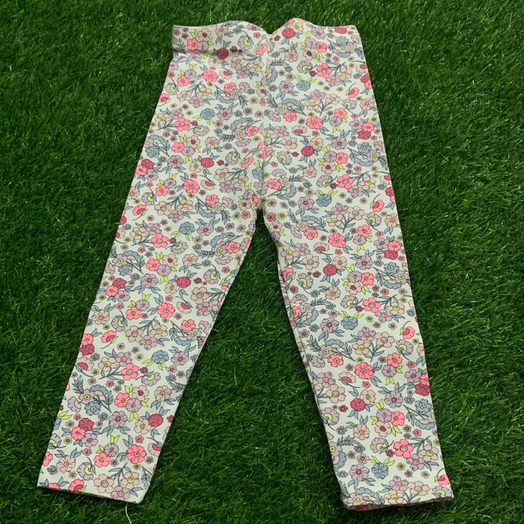 White multiprinted flowers tight
